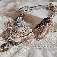 Plastron Ang&eacute;lique Marquise des Anges Haute-Couture brod&eacute; avec des pierres de gemmes et des cristaux de Swarovski